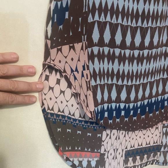 The Odells women's L 100% silk mixed geometric print split neck high low top EUC - Picture 7 of 7
